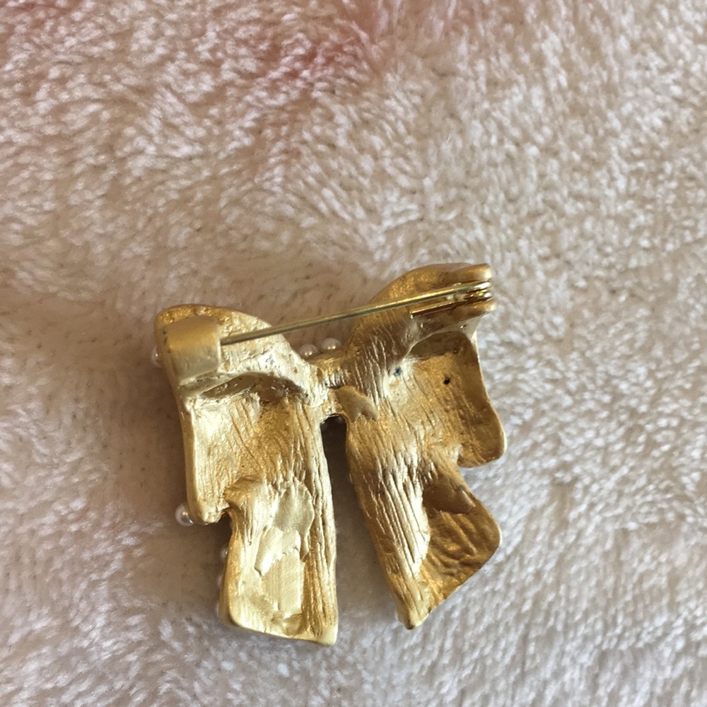 Buffed Gold and Faux Pearl Bow Fashion Pin Brooch designer Accessory NWT 1x1.25” - Picture 10 of 12